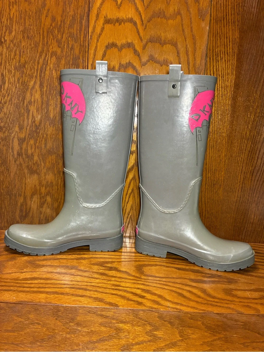DKNY RAIN Graphic Gray Rubber Rain Boots Waterproof Pink Accent Women’s 8
